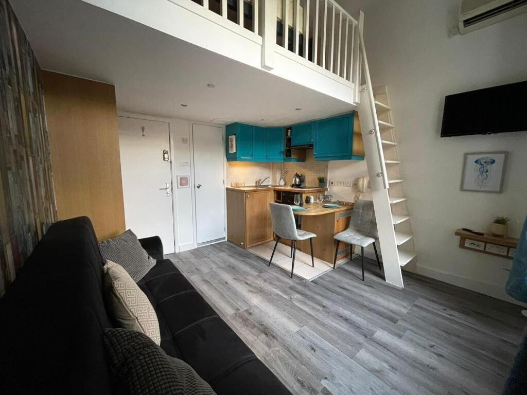Portobello Road Artistic Studios 'Budget' London Phòng bức ảnh