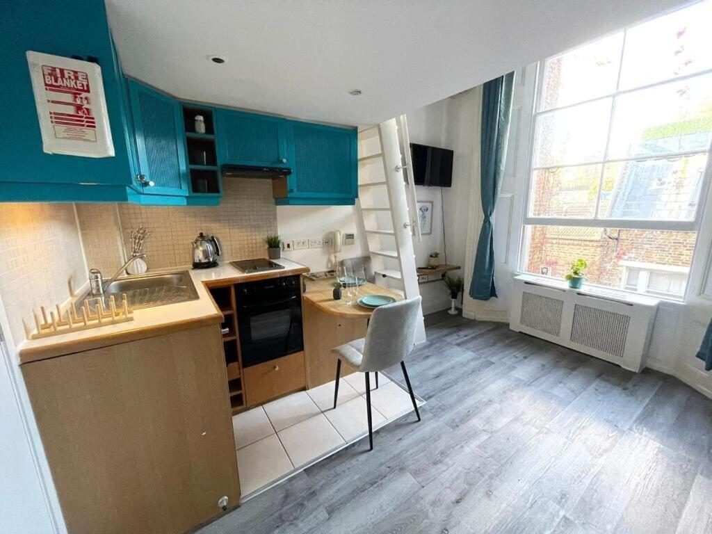 Portobello Road Artistic Studios 'Budget' London Phòng bức ảnh